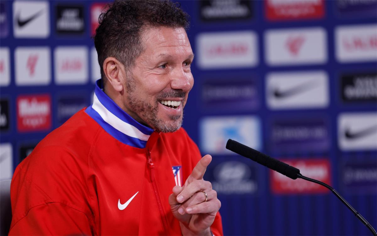 سيميوني يفتح الباب على مصراعيه: نظرة معمقة لتصريحاته حول مستقبل التدريب في السعودية وفلسفته الإنسانية