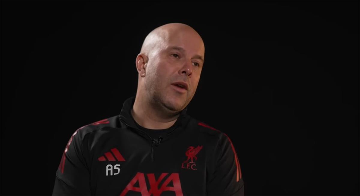 آرني سلوت يحدد تحديات ليفربول: لماذا تبدو منافسة آرسنال صعبة هذا الموسم؟