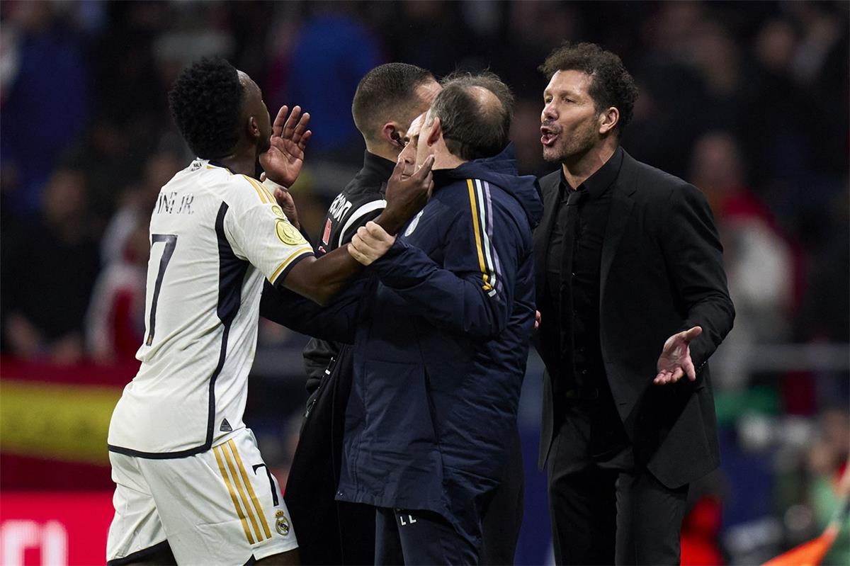 كواليس مثيرة: كشف الستار عن خلاف فينيسيوس وسيميوني في نصف نهائي السوبر الإسباني