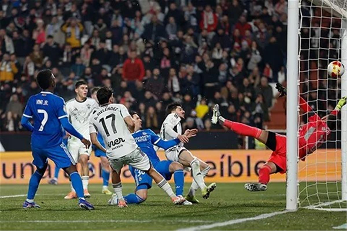 تداعيات كارثية: ألفارو بينيتو يوجه انتقادات أسطورة ريال مدريد لأداء الفريق ويصف خسارة ألباسيتي بـ ‘الفضيحة’