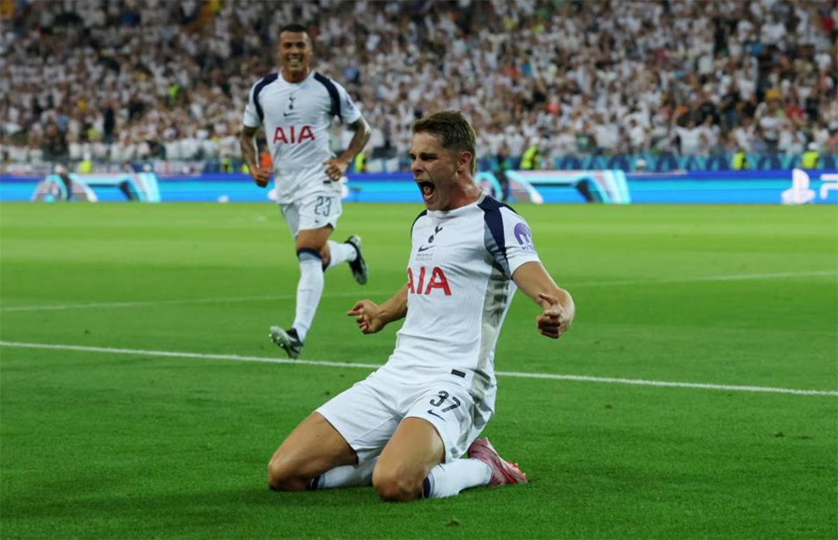 بين التجديد والرحيل: مدرب توتنهام يكشف عن رؤيته لمستقبل فان دي فين مع السبيرز