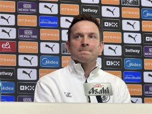 ليندرز يزيح الستار عن خفايا السيتي قبل توتنهام: غياب جوارديولا وتحذير ليفربولي صريح!