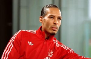 فان دايك يكشف `موقف فان دايك من انتقادات ليفربول وسلوت` ويدعو لاحترام العملية