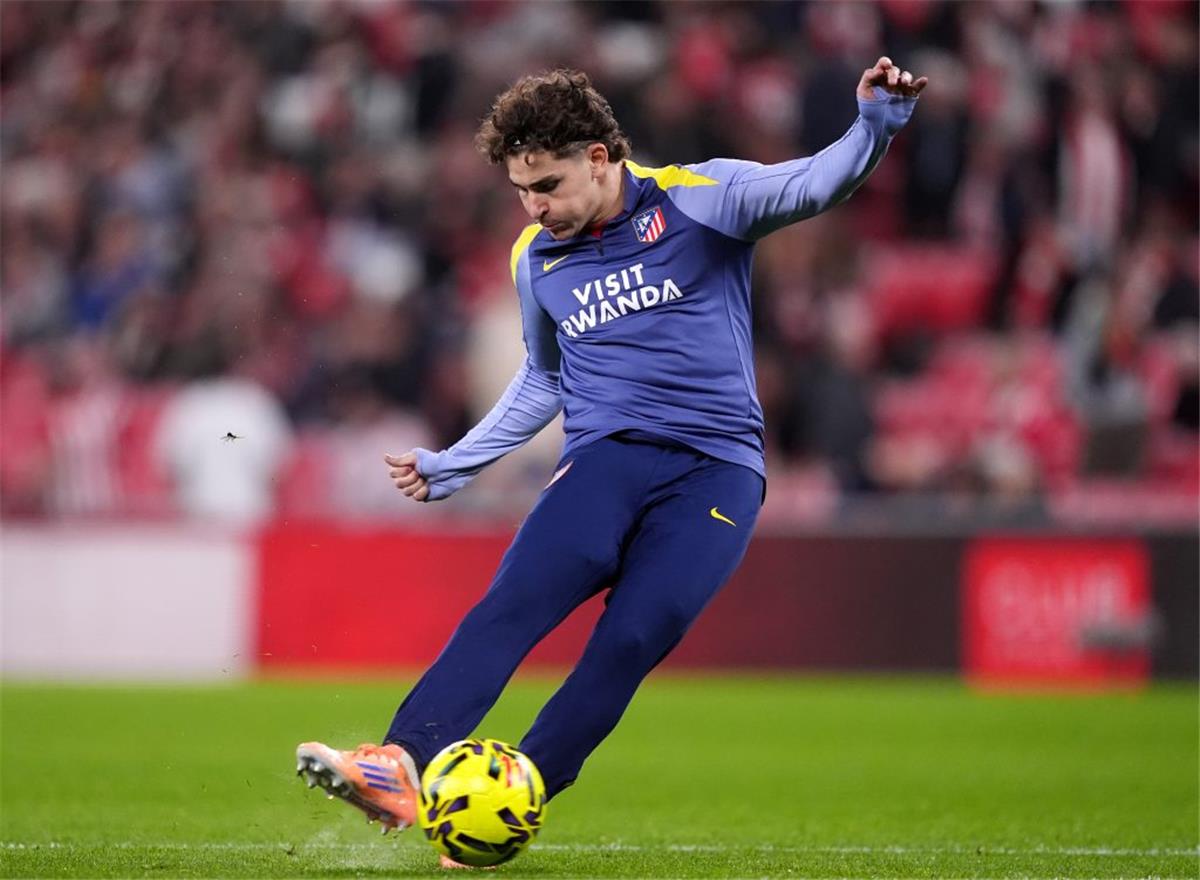 أتلتيكو مدريد يضع حداً للشائعات: ما هي حقيقة انتقال جوليان ألفاريز إلى برشلونة؟