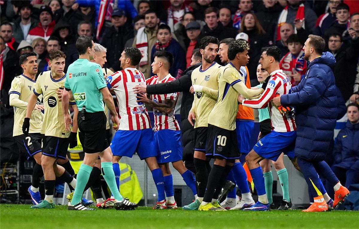 رسمياً: الكشف عن طاقم تحكيم مباراة برشلونة وأتلتيكو مدريد بإياب نصف نهائي كأس الملك