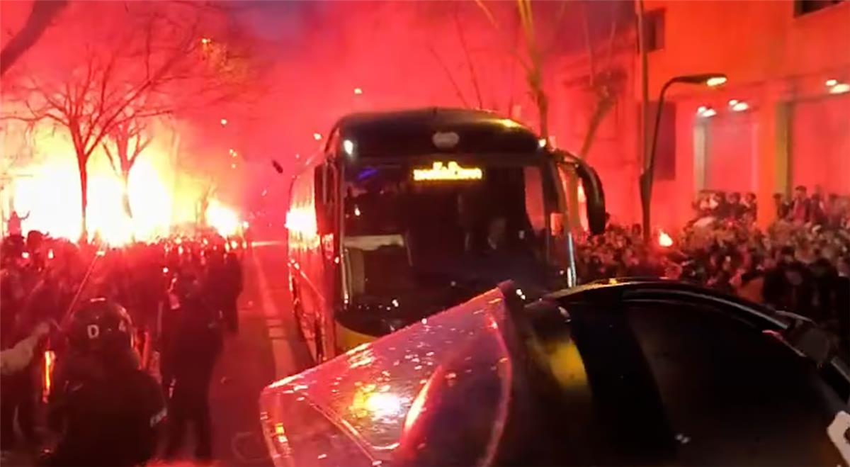 موقف صادم: جماهير برشلونة تلقي ألعاب نارية على حافلة فريقها عن طريق الخطأ قبل قمة أتلتيكو مدريد!