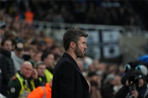 مرارة الهزيمة الأولى: مايكل كاريك يكشف كواليس خسارة مانشستر يونايتد من نيوكاسل