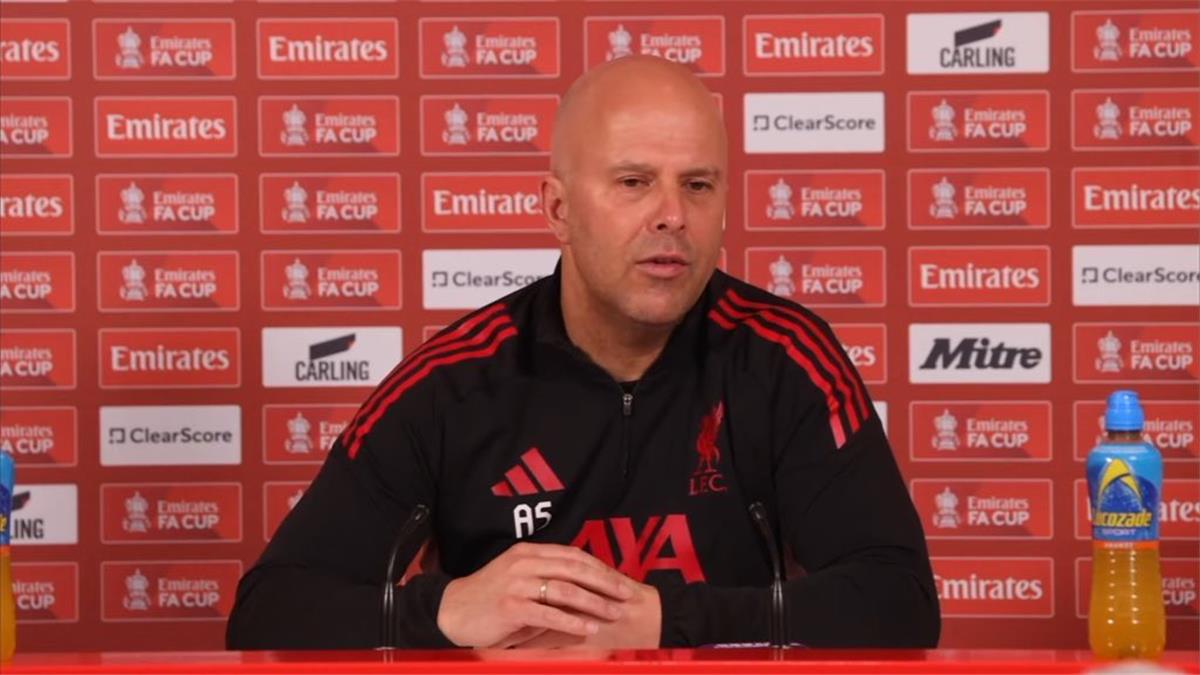 أرني سلوت يفكك لغز: تحليل أسباب تراجع أهداف محمد صلاح مع ليفربول وتحديات الأجنحة الحديثة